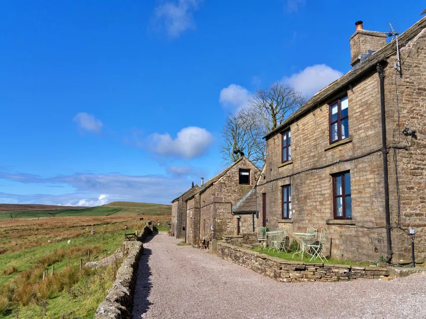 Cottage in Peak District with Scenic Views - Image 1