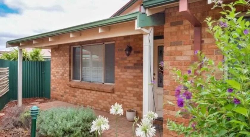 Adorable-secure 3 bedroom holiday home with Pool around the corner from The Miners Rest. - Image 1