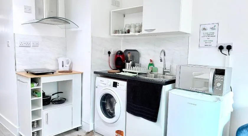 Studio flat close to Heathrew Airport - Image 1