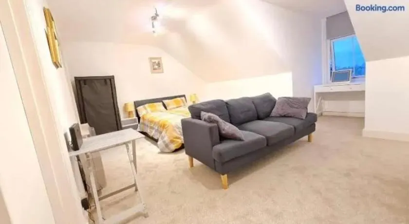 Modern Stay in Ashford Town Centre 5min to Station - Image 1