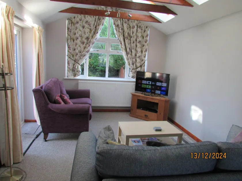 Spacious detached bungalow with ample parking - Image 1