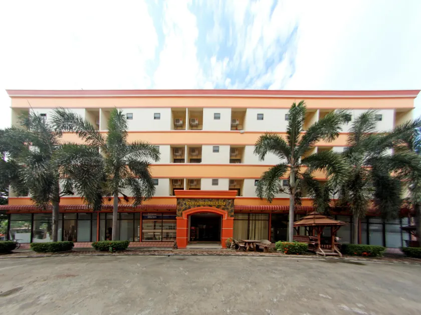 Central Park Hotel - Image 1