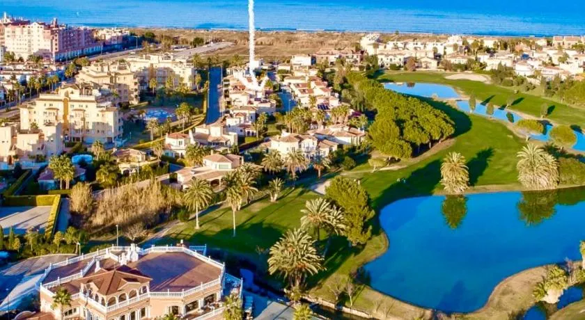 Villa con jardín en Oliva Nova Golf a 100m de la playa - Image 1