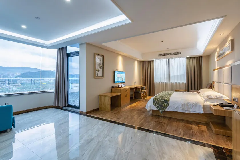 Yitu Lake View Hotel - Image 1