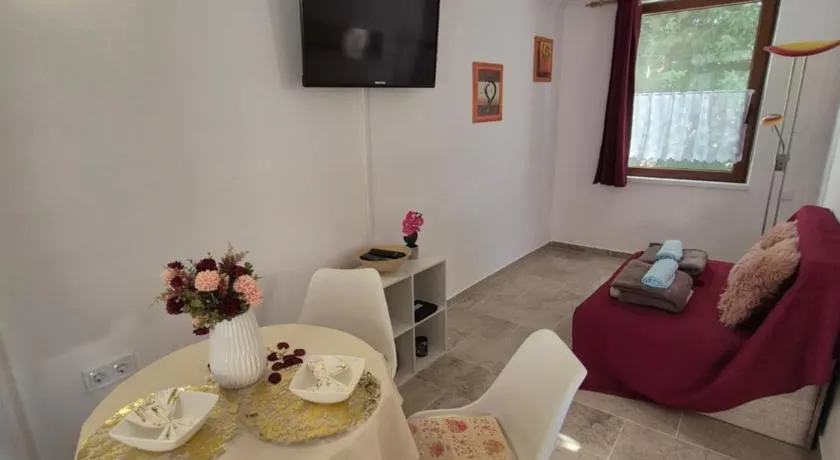 Flóra apartmanház a Balatonnál - Image 1