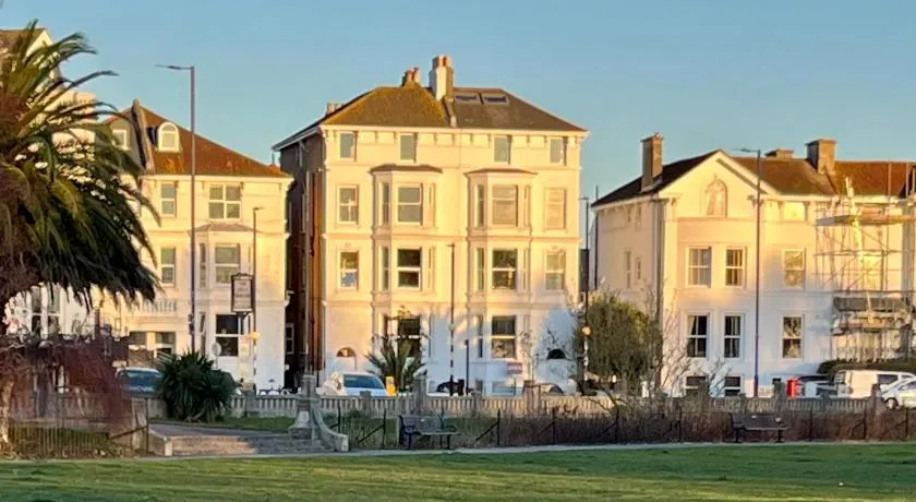 Southsea, Portsmouth - Two Bedroom Apartment - Newly Refurbished Throughout - Treetop Sea Views - Image 1