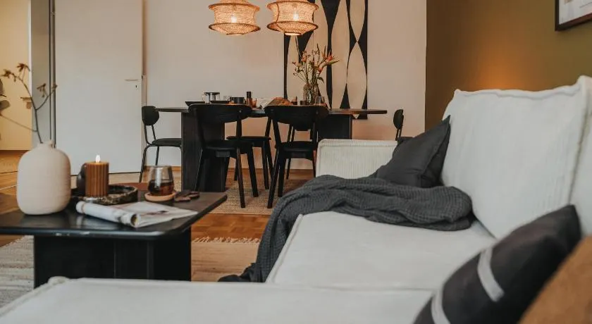 JOBOSTAYS - BLOOM Family Apartment Oldenburg - bis zu 6 Personen - 3 Zimmer - 2 Schlafzimmer - 2 Bäder - Balkon und Gartenblick - kostenloser Privatparkplatz - kostenfreies WLAN - Vollküche - Wohnzimmer mit TV - Babybett - kontaktfreier Check-In - Image 1