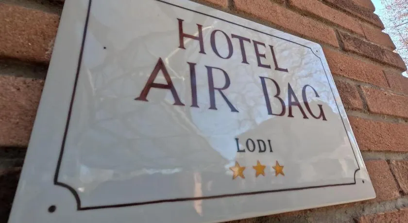 Hotel Air Bag - Image 1