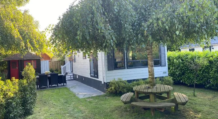 Mooi chalet in havenplaatsje op fietsafstand van het strand bij Ouddorp - Image 1