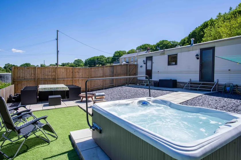 Hopkins Retreat - 3 Bedroom Caravan - Hot Tub - Image 1