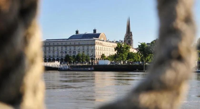 Péniche UHARTEA chambre d'hôtes "Baionako Gambara" - Image 1