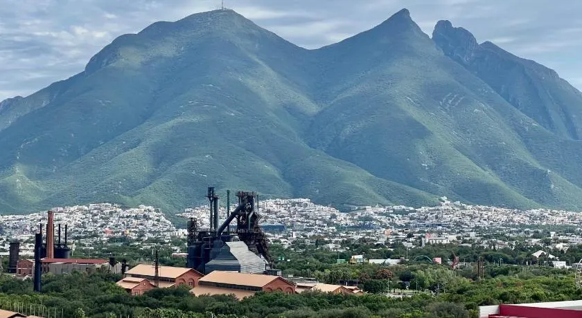 Industrial stylish 3-br. apartment & city views in front of Parque Fundidora & Arena Mty - Image 1