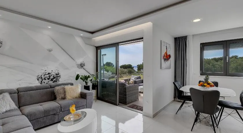 Luxury Promajna Beach Apartment - Image 1