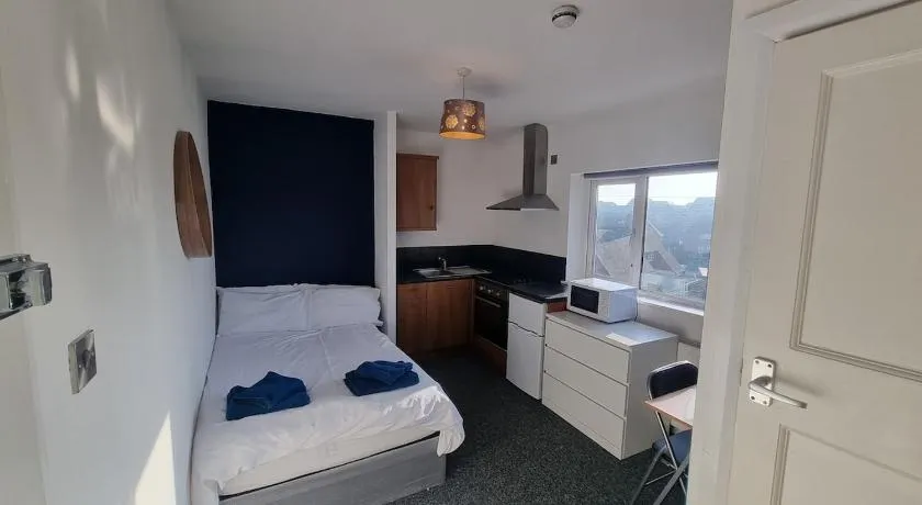 Self-Contained Studio Private Bathroom Sleeps 2 - Image 1