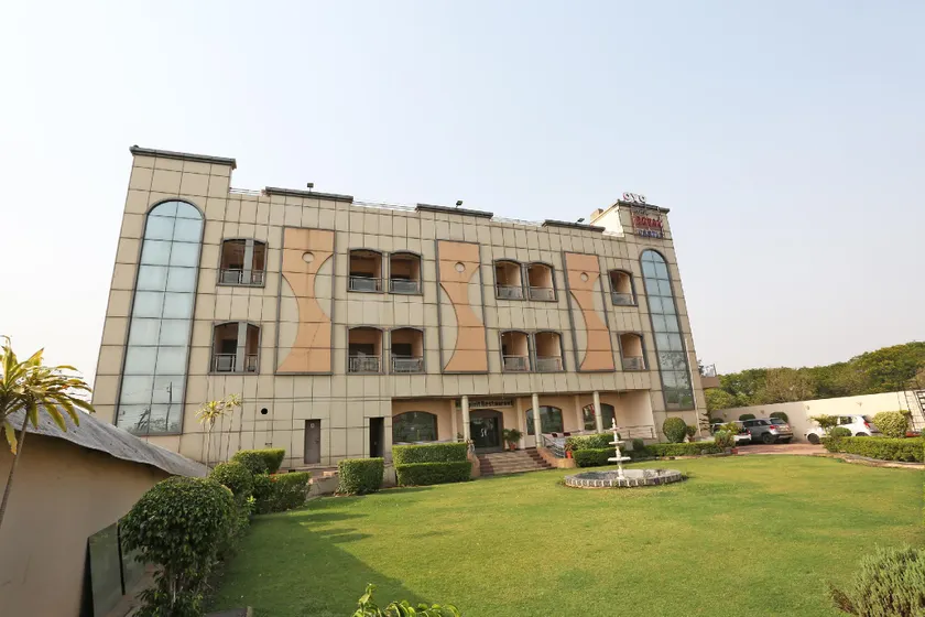 OYO 10897 Hotel Royal Castle - Image 1