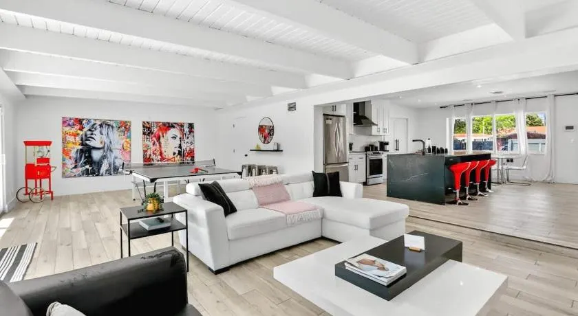 Spacious Miami 4br Retreat With Pool & Bbq - Image 1