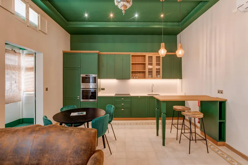 Spacious Apartment with Patio and Workspace - Image 1