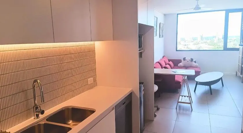 Breakfast & Dinner Included - Top-Floor Apartment Maroochydore CBD - Image 1