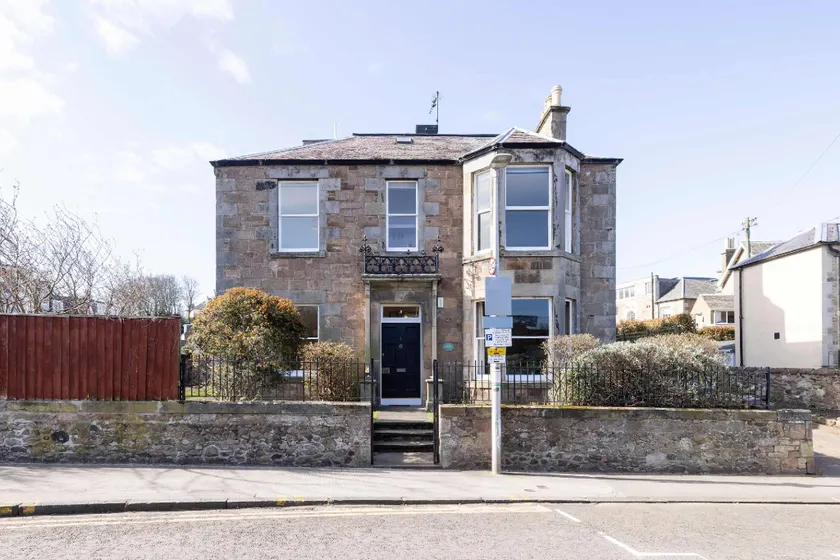 Detached House with Sea Views & Parking - Image 1