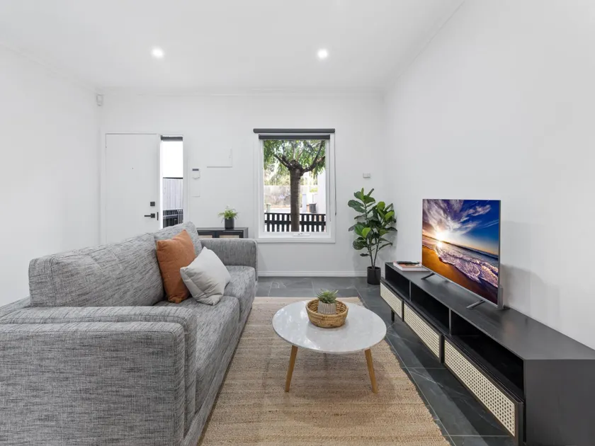 Sleek 2 Bed Terrace near Local Parks - Image 1