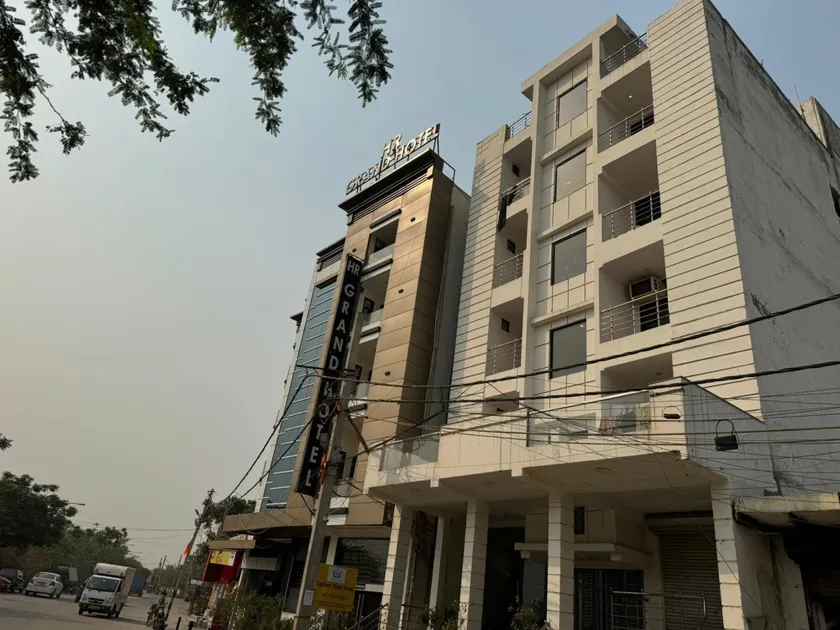 Hotel Comfort Plaza - Image 1