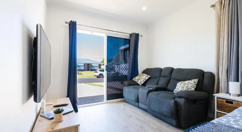 Sandstone Point Cove Studio - Image 1