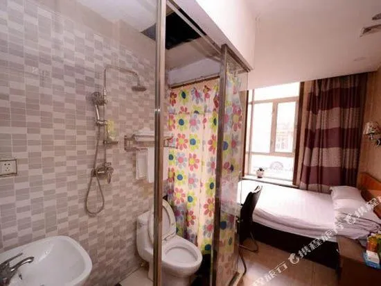 Yijia Fashion Express Hotel - Image 1