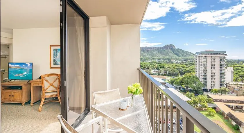 Cozy & Diamond Head View at Waikiki with Parking - Image 1