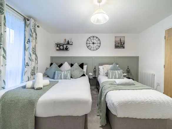Cosy and Exquisite 2 Bed 2 Bath In The Heart Of Sittingbourne - Image 1