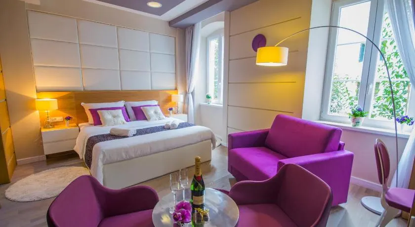 Peninsula Luxury Rooms - Image 1