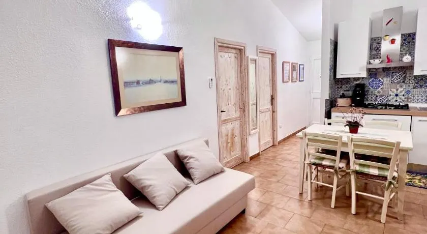 DOMUS HENRICUS -THREEROOM APARTMENT IN PORTO POLLO 400 Meters from the sea  - Image 1