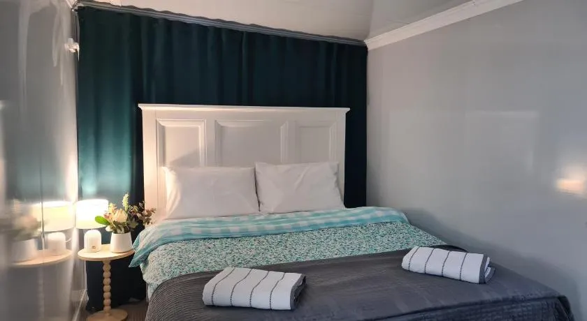Sunset Lounge Guesthouse - Image 1