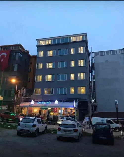 Asia Lees In Otel - Image 1