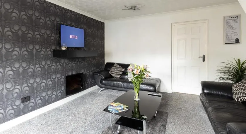 CAPRI 13 SA - 3 Bedroom House close to Loughborough University, EV car facilities, Free Parking, Free Wifi - Ask for contractor rates! - Image 1