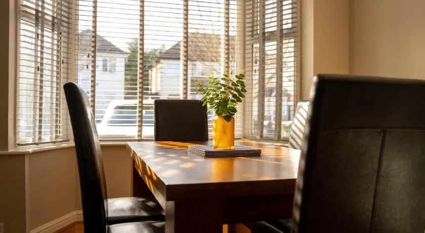 3 BR House BHX HS2 Contractor Solihull FREE Parking - Image 1