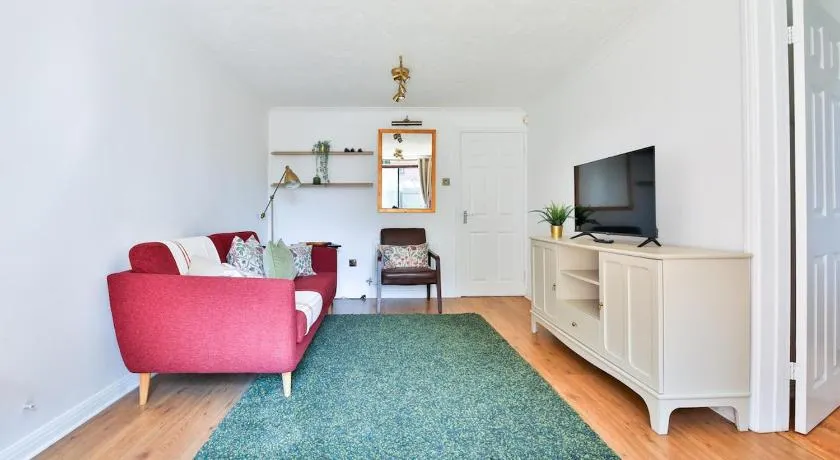 Homely 5 Bed House - 15 Mins to Cardiff City - Image 1