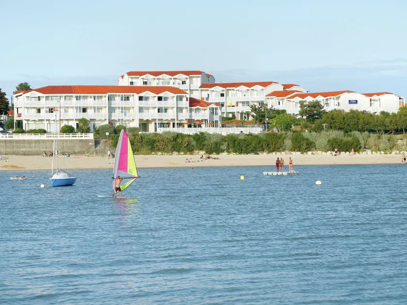 Apartment with sea or pool views - Image 1