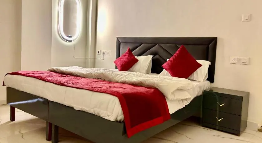 Hotel Divine - Image 1