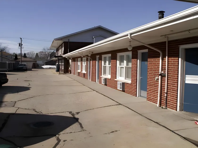 New Relax Inn Bridgeview - Image 1