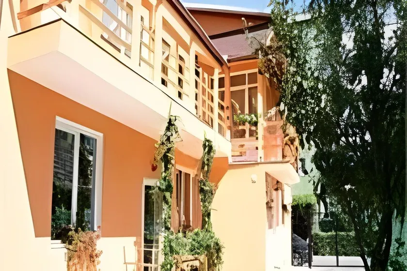 Suri Guesthouse - Image 1