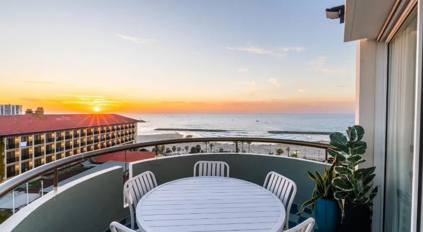 Sunsets Paradise 2BR with Parking by Beachfront Stay - Image 1