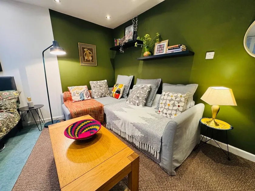 #11 Impressive and Spacious Studio Sleeps 4 - Perfect for Contractors and Families - Free Parking - Image 1