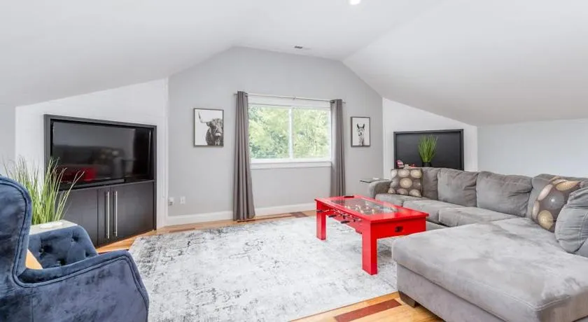 Old Lytle Cove Rd - Upper Unit - Image 1