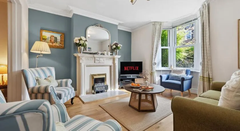 2-Bedroom Stunning, Chic, Spacious & Stylish Retreat, Central Winchester, Free On-Street Parking, Sleeps 6, Pet-Friendly - by Blue Puffin Stays - Image 1