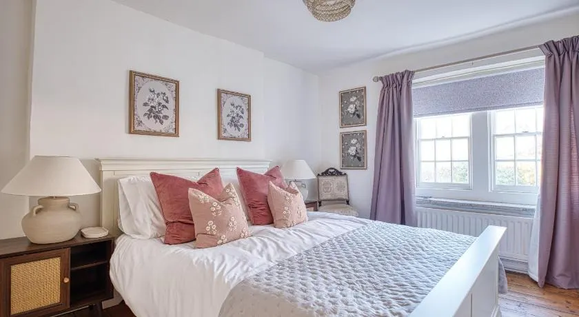 Hollyhocks 2 Bedroom House with Extra Sleeping Option - Wiltshire - Image 1