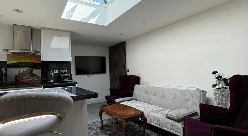 CozyNest 2BR Modern Property with Parking - Image 1