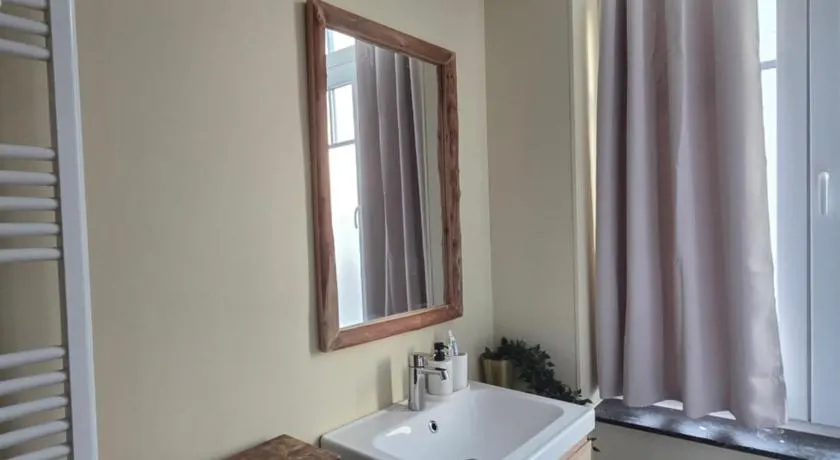 Pb155, balcony with street view - Image 1