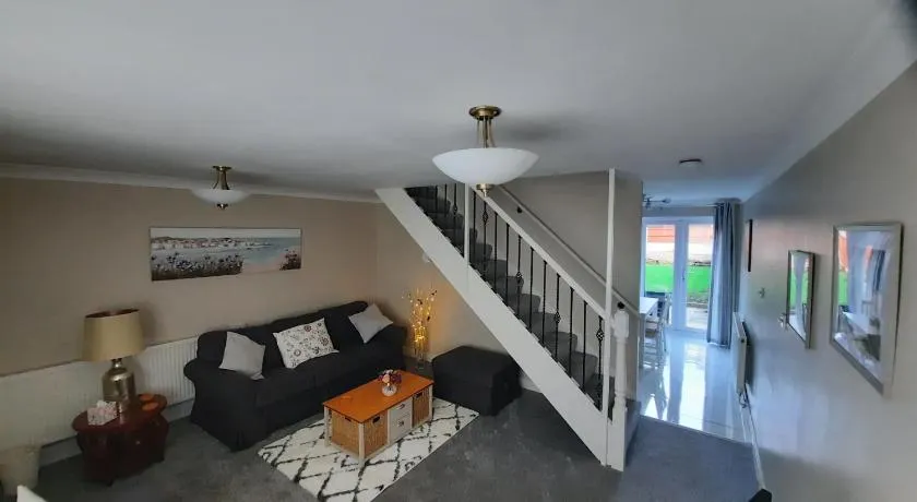 Cosy 3 bedroom residential house, private garden, 30 minutes from Alton Towers, 5 minute walk to Trentham Gardens. - Image 1