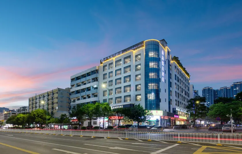 Qianhai Holiday Hotel - Image 1