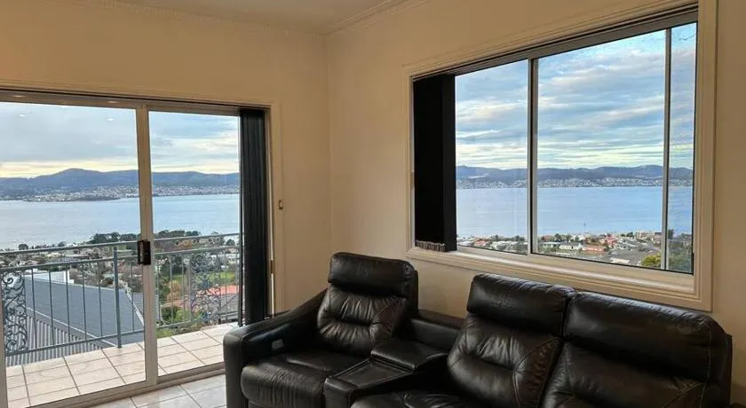 6-BR house in prime location with fantastic views - Image 1